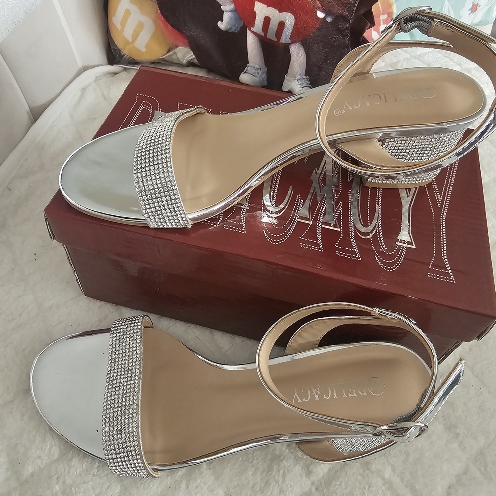 Delicacy Silver Glitter Block Heel Sandals - Picture 3 of 9